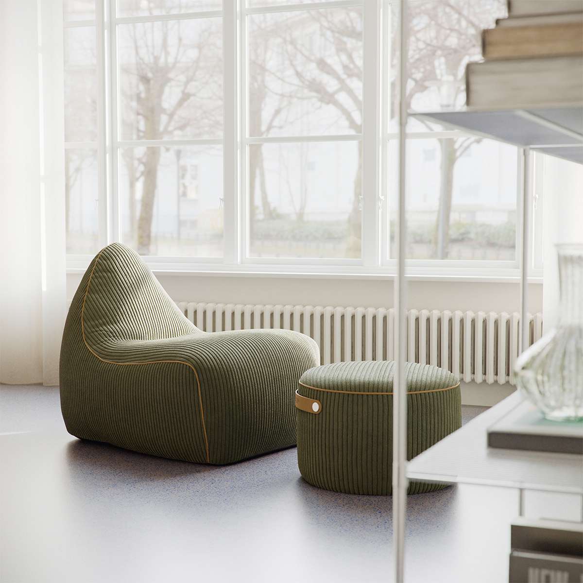 SACKit Chair & Pouf Indoor i Cosmo Olive tekstil, blødt design med rund puf og sækkestol.