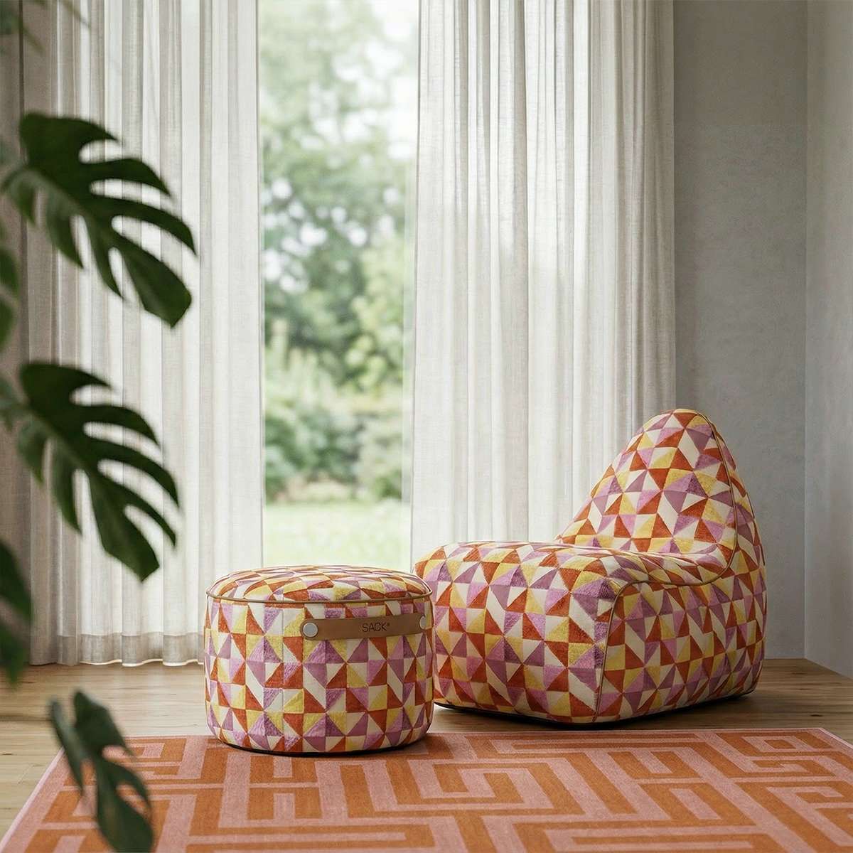 SACKit Chair & Pouf Indoor i blødt tekstil, rund puf og formfast sækkestol i neutral farve.