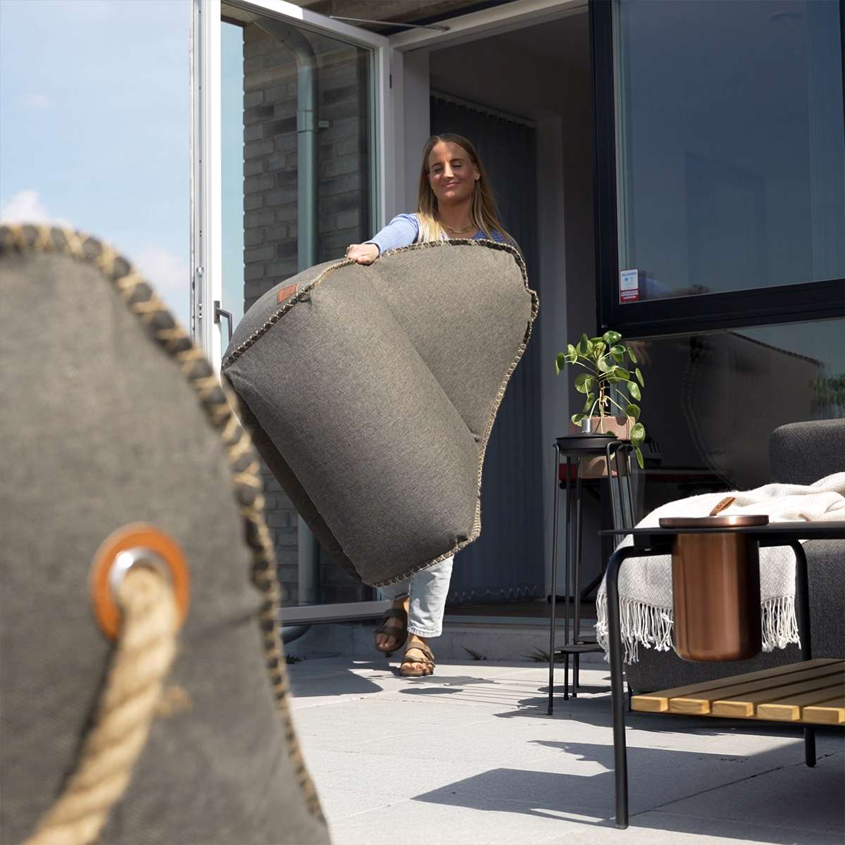 Cobana Lounge Chair og Pouf i grå, slidstærk sækkestol med ryglæn og rund puf.