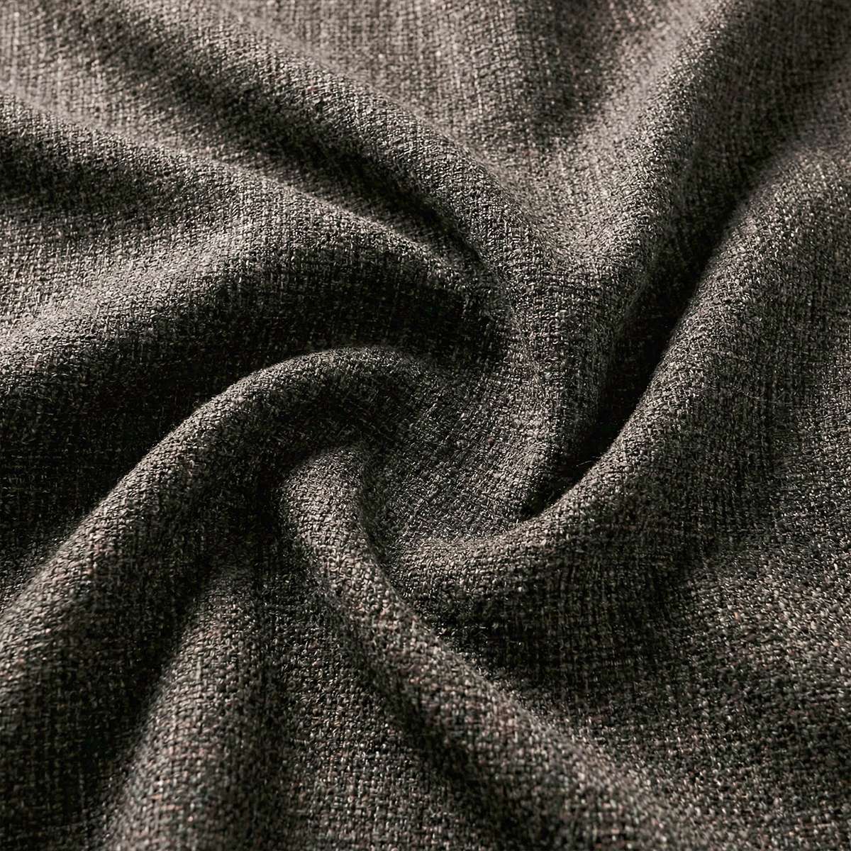 Nærbillede af mørkt struktureret tekstil med bløde folder og kraftig vævning til en komfortabel udendørs sofa fra sackit