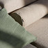 Nærbillede af grøn pude og beige hynder i slidstærkt tekstil fra sackit til den skandinaviske Cobana loungesofa udendørs sofa