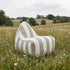 SACKit Chair Outdoor sækkestol i rund form med Renesse Taupe farve og sort bund i udendørsmiljø.