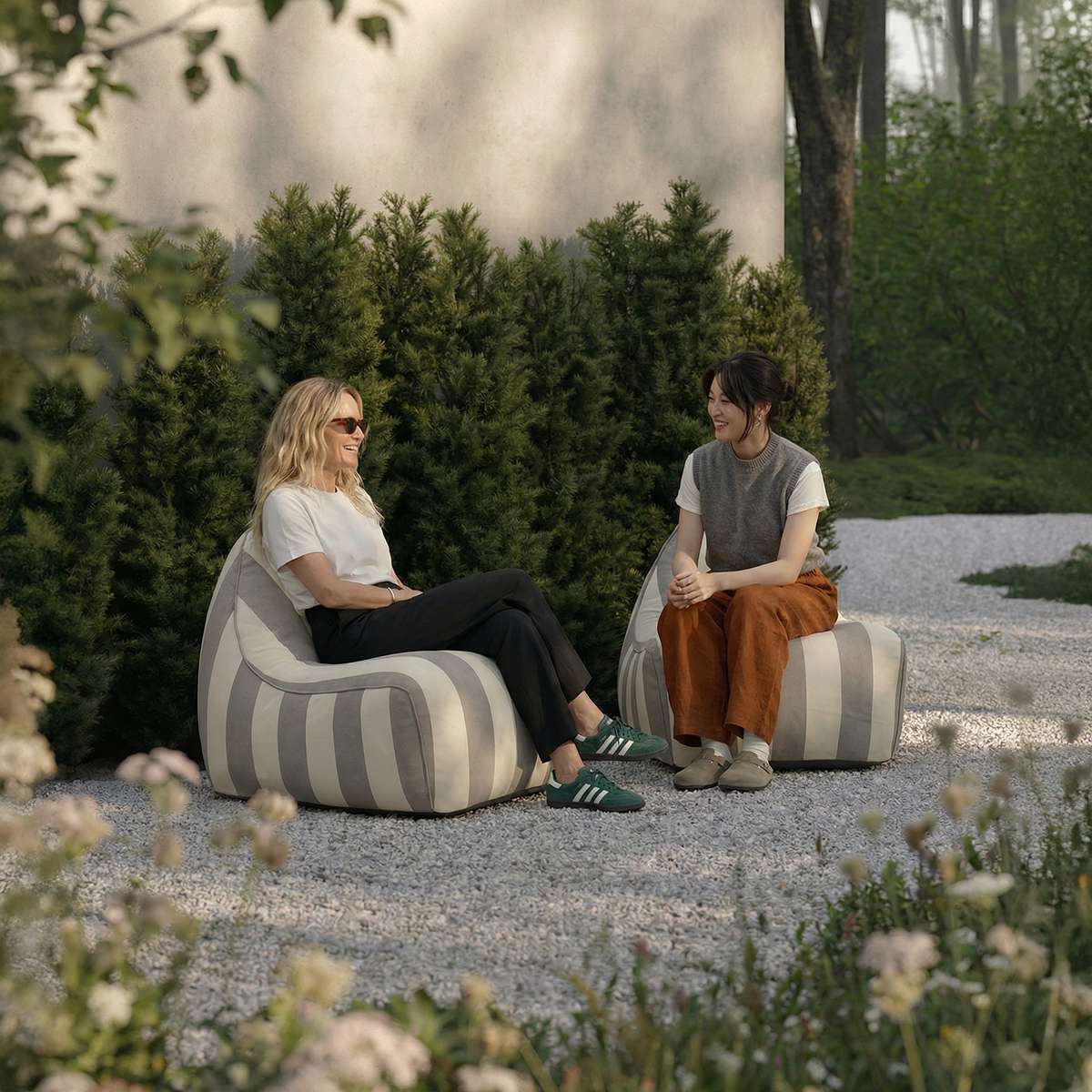 SACKit Chair Outdoor sækkestol i rund form med Renesse Taupe stof og sort bund i udendørsmiljø.