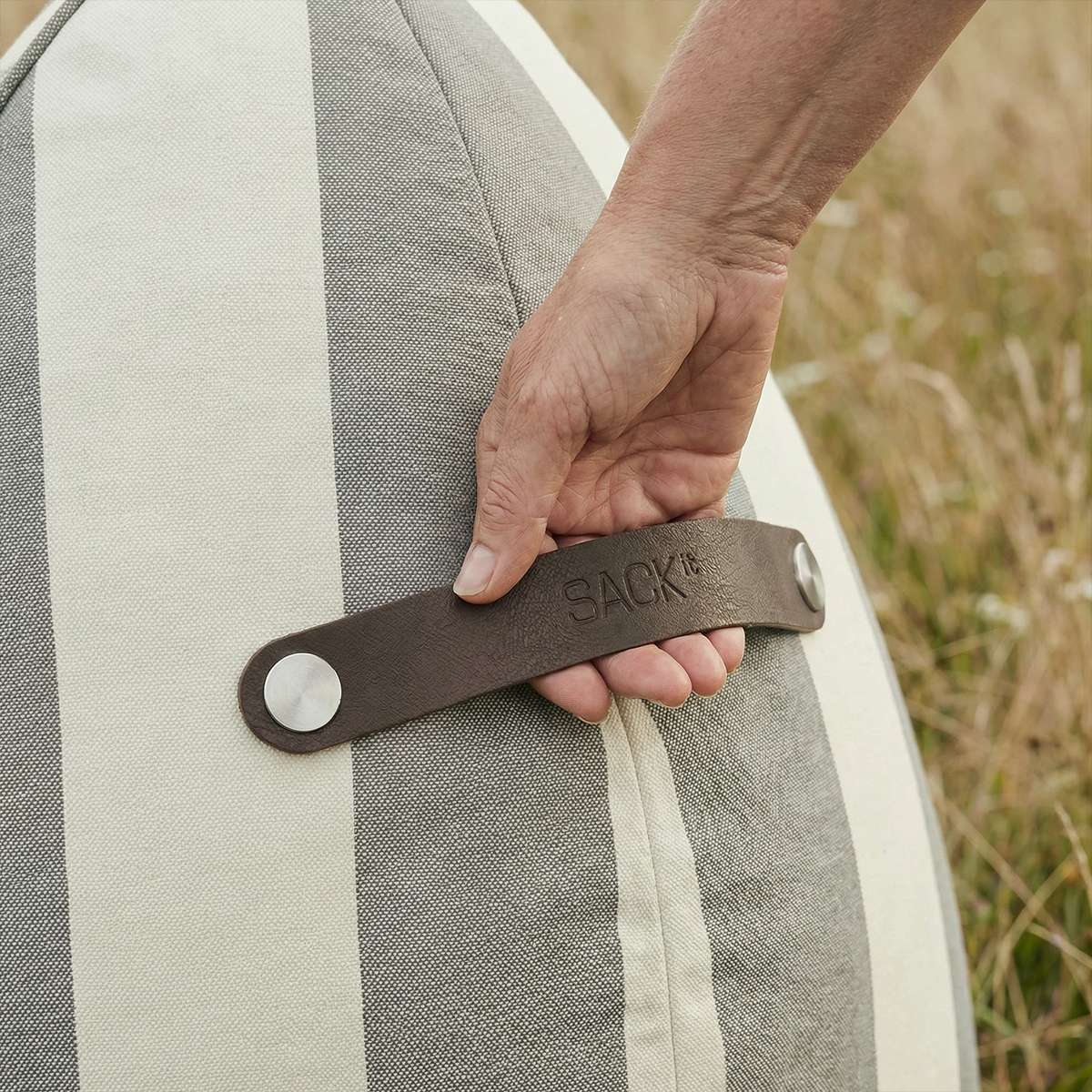 SACKit Chair Outdoor sækkestol i rund form med Renesse Taupe farvet stof og sort bund i udendørsmiljø.