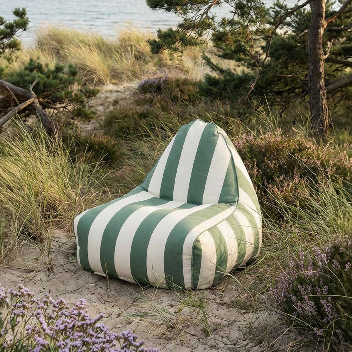 SACKit Chair Outdoor sækkestol i rund form med Renesse Olive farve og sort bund i udendørsmiljø.