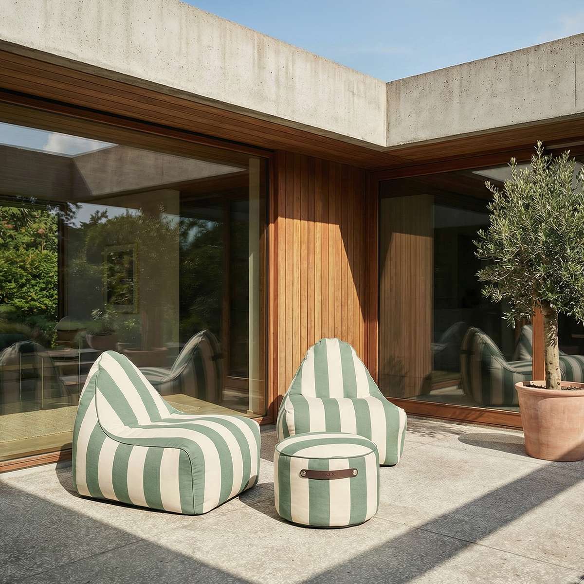 SACKit Chair Outdoor sækkestol i rund form med Renesse Olive stof og sort bund i udendørsmiljø.