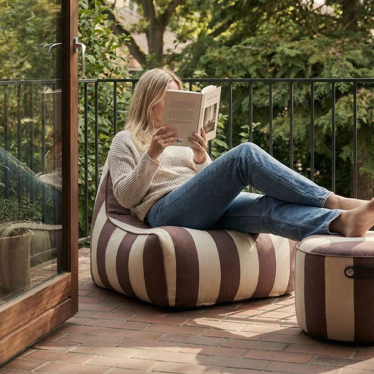 SACKit Chair Outdoor sækkestol i rund form med Renesse Chestnut farvet stof og sort bund.