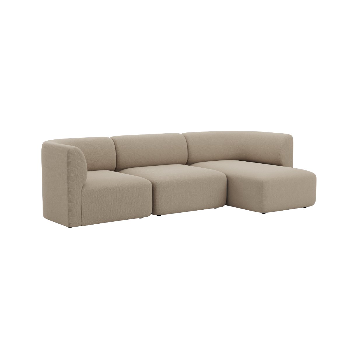 Sandfarvet Fjord sofa med tre siddepladser og højrevendt chaiselong i blødt skandinavisk design fra sackit