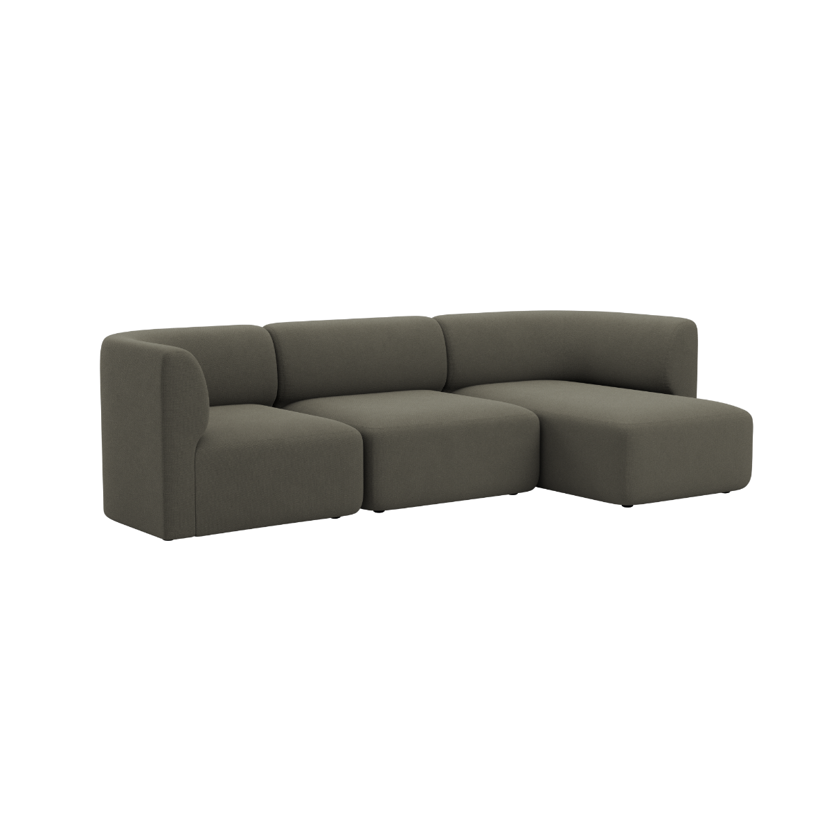 Mørkegrøn Fjord sofa fra sackit med tre siddepladser og højrevendt chaiselong i bløde afrundede former på sort baggrund
