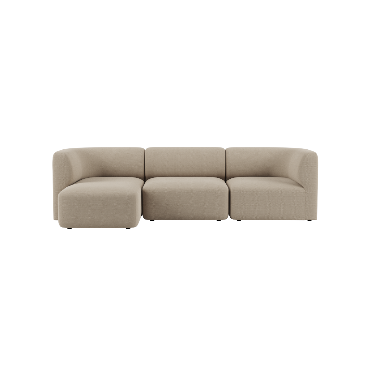 Beige Fjord sofa fra sackit med tre siddepladser og venstrevendt chaiselong i bløde afrundede former på sort baggrund