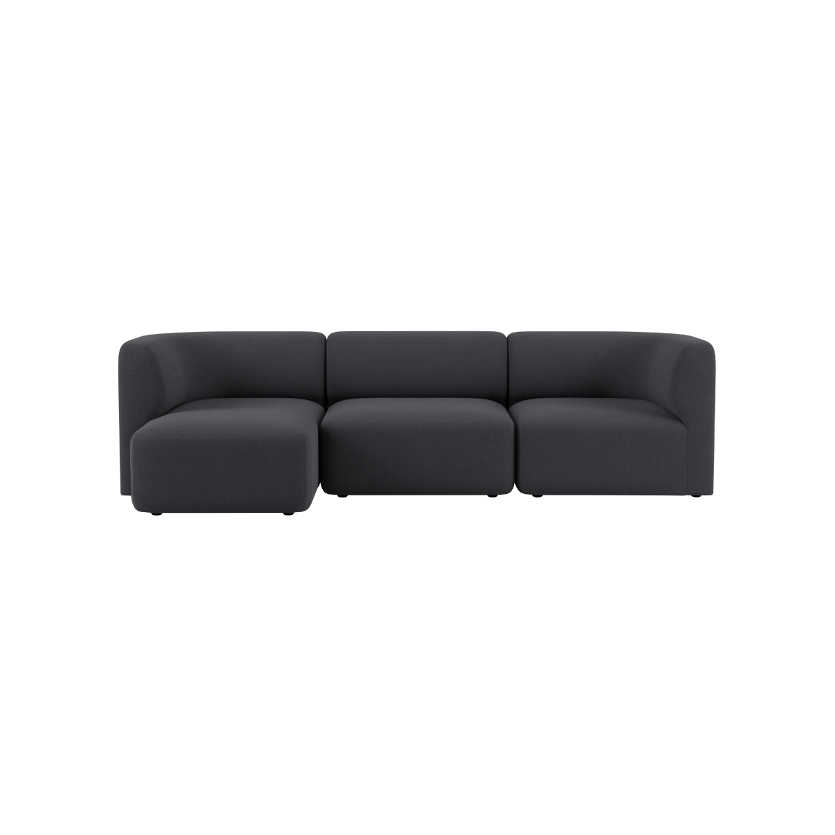 sackit Fjord sofa i mørkegråt stof med bløde afrundede former og tre siddepladser på sort baggrund