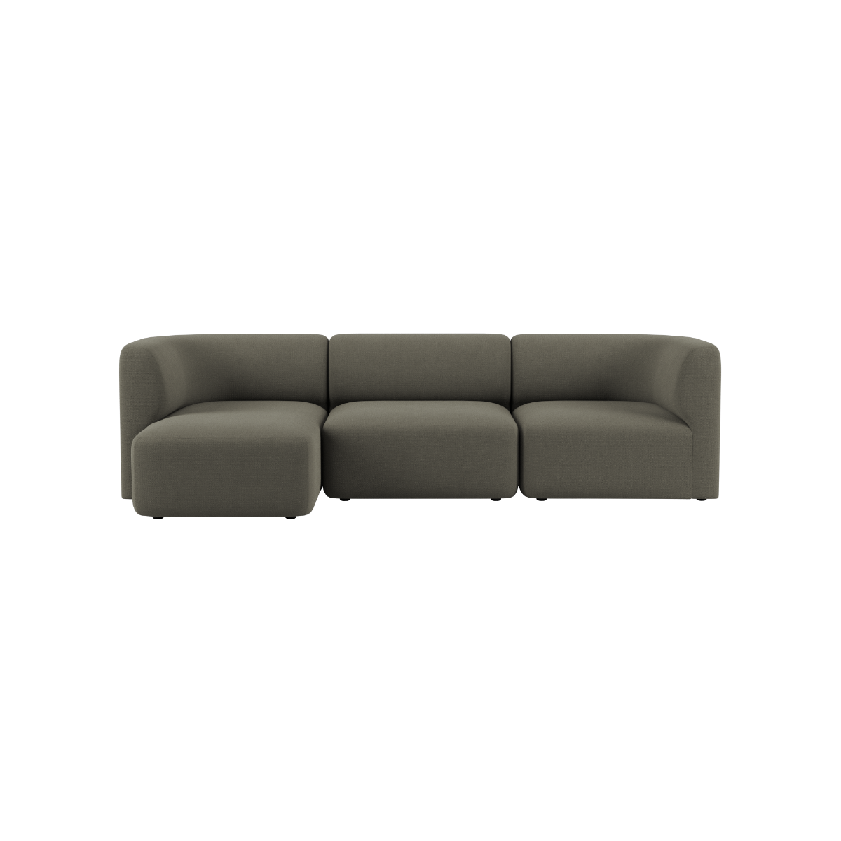 Mørkegrå Fjord sofa fra sackit med tre brede siddepladser bløde afrundede armlæn og et roligt skandinavisk design vist på sort baggrund