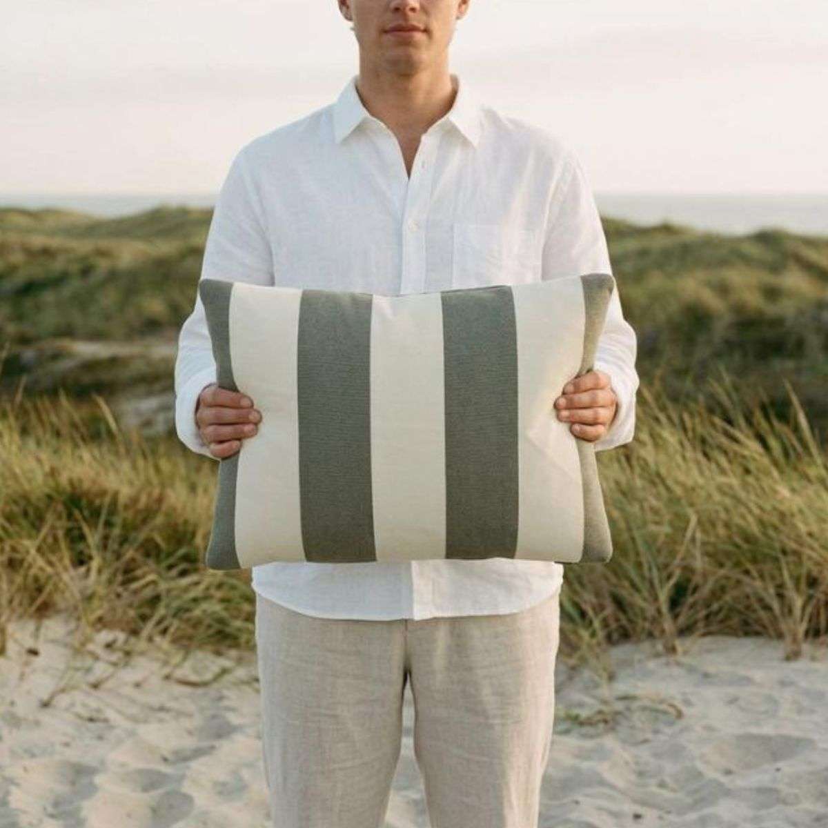 Outdoor Cushion Rectangular i Renesse Olive – miljøbillede