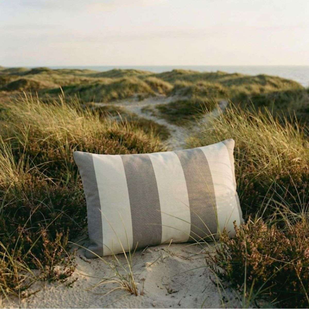 Outdoor Cushion Rectangular i Renesse Taupe – miljøbillede