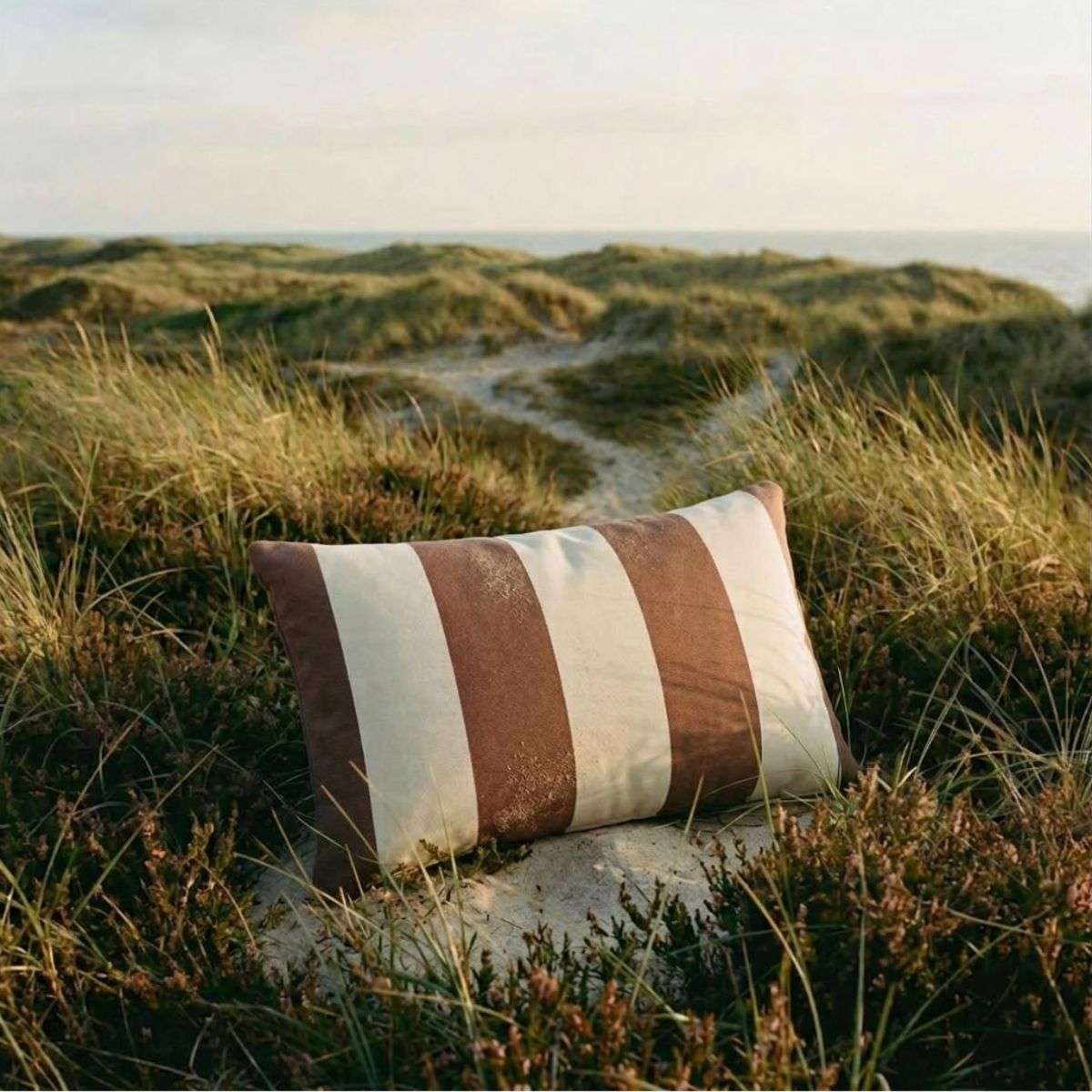 Outdoor Cushion Rectangular i Renesse Chestnut – miljøbillede